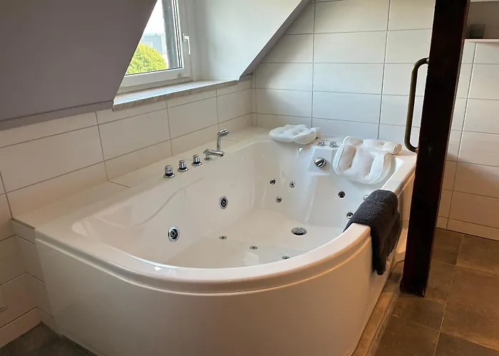 Апартаменты Dachgeschosswohnung In Historischer