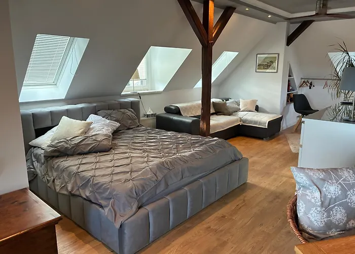 Апартаменты Dachgeschosswohnung In Historischer